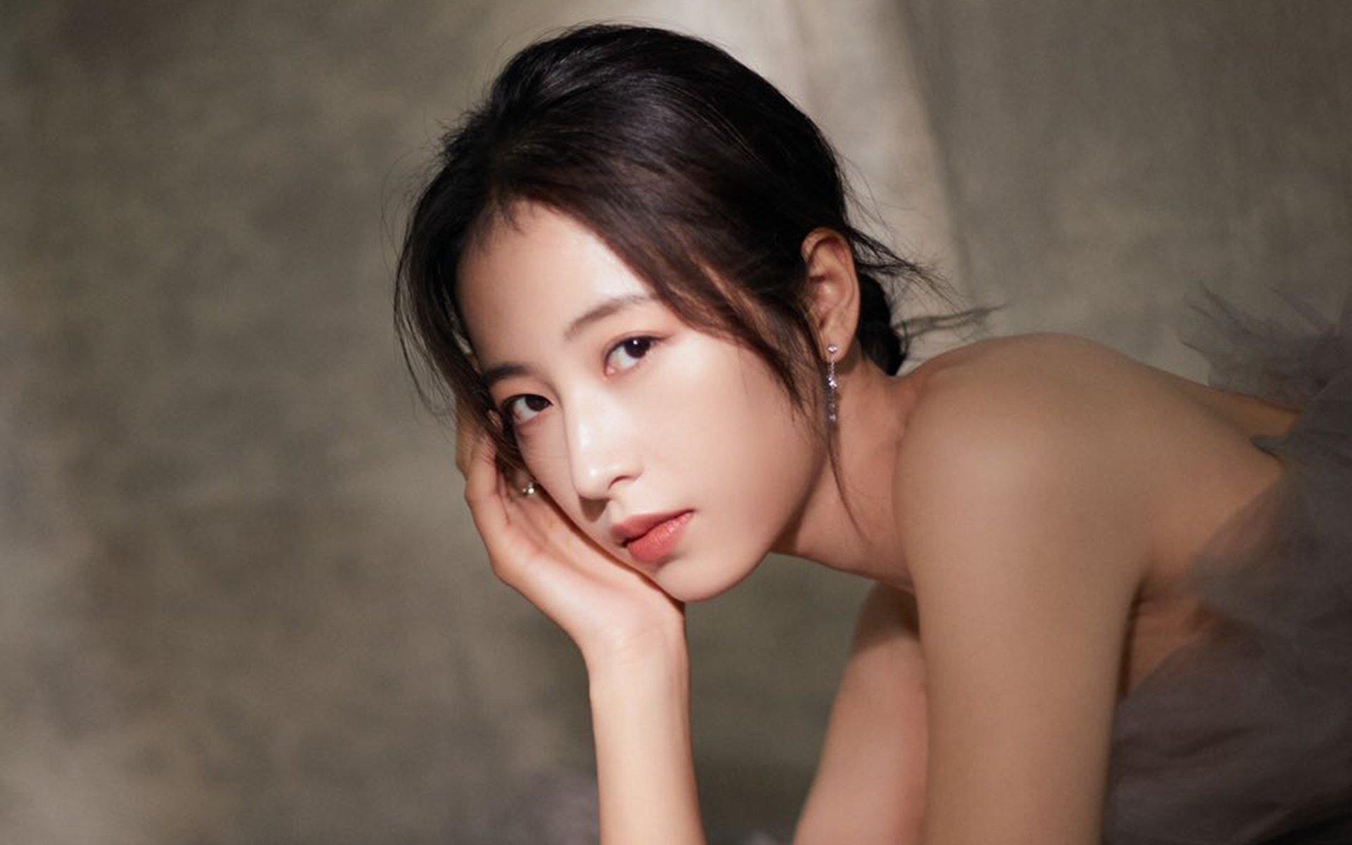 爱游戏体育app下载-众多球队争夺胜利，比赛激烈异常，这场球赛的胜败关键是队员们的齐心协力