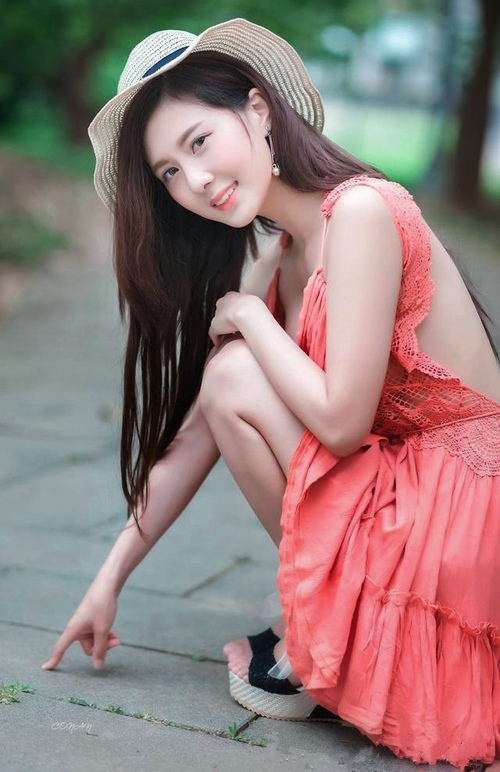 “高新体育中心武术赛：选手瞬间爆发，精彩技巧瞬间击倒对手”